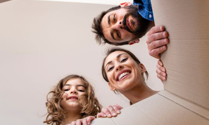 Von Spielzeug bis Hochstuhl könnt ihr euch Baby- und Kindersachen nach Hause schicken lassen. © littlewolf1989/Adobe Stock